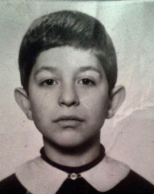 <p>Cem Yılmaz fotoğrafın altına '1980' notunu düştü...</p>
<p> </p>