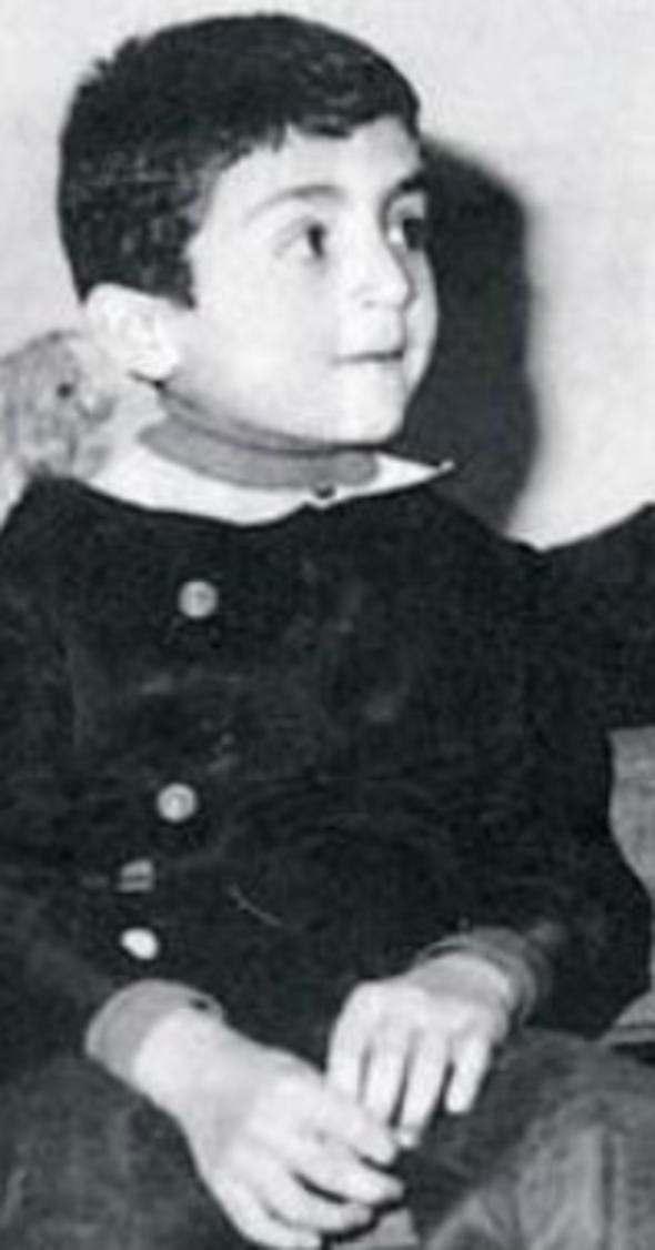 <p>Önlüğün içine kazak da giymiş.</p>

<p> </p>
