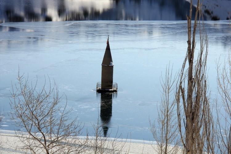 <p>Yüzeyi yaklaşık 20 santimetre kalınlığında buzla kaplanan barajın çevresindeki yayla evleri de kar yağışıyla ayrı bir güzelliğe büründü.</p>