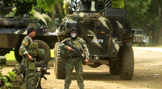 <p><strong>Filipinler</strong><br />
20 Eylül 2018’de Filipinler Devlet Başkanı Rodirgo Duterte, New York’ta yaşayana ABD’ye göçmüş Filipinlilerin ülke içindeki güvenlik güçlerini kullanarak bir darbe tasarladığını açıkladı. Polis teşkilatında yapılan operasyonlarda darbe girişiminin önlendiği açıklandı.</p>
