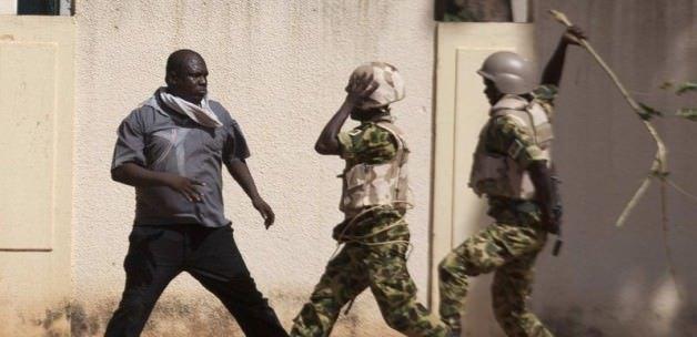 <p><strong>Burkina Faso</strong><br />
17 Eylül 2015’te Cumhurbaşkanlığı’na bağlı Rejim Güvenliği Güçleri, Michael Kafando’yu görevden almak için darbe başlattı. Çıkan olaylarda 11 kişi öldü. Darbe püskürtüldü. Rejim Güvenliği Güçleri lağvedildi.</p>