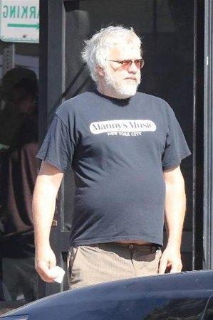 <p>Bembeyaz ve dağınık saçları, tişörtünün altından fırlayan iri göbeğiyle bu adam usta oyuncu Tim Robbins'in ta kendisi. </p>

<p> </p>
