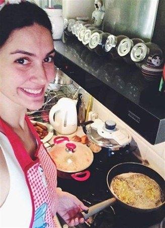 <div>Yeni sezonda eşi Halit Ergenç ile birlikte 'Vatan Haini' isimli dizide izleyici ile buluşacak olan Bergüzar Korel, vakit buldukça mutfağa girip yemek yapıyor. </div>
<div> </div>