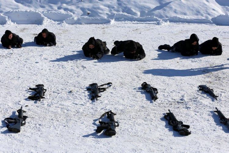 <p>Türkiye'nin en soğuk kentlerinden Sivas'ta, her türlü zorlu arazi ve hava şartlarında görev yapmaya hazırlanan kursiyerler, zorlu kış koşullarında ve karlı zeminde eğitimlerini aksatmadan sürdürüyor.</p>
