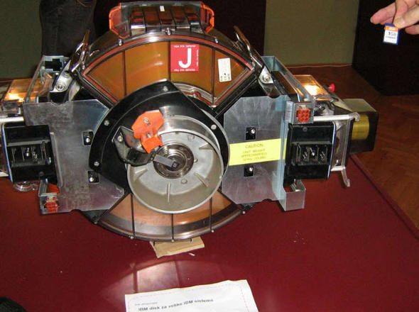 <p>1980 - Flaş hafıza (yanındaki dev makine ise 1980'li yıllarda üretilen 1 GB'lık bir sabit disk)</p>
<p> </p>