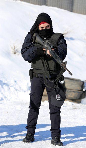 <p>Afganistan'dan gelen 168 kadın polis adayı, Sivas Polis Meslek Eğitim Merkezi'nde (POMEM) verilen zorlu eğitimle ülkelerinde güvenliği sağlamak için hazırlanıyor.</p>
<p> </p>