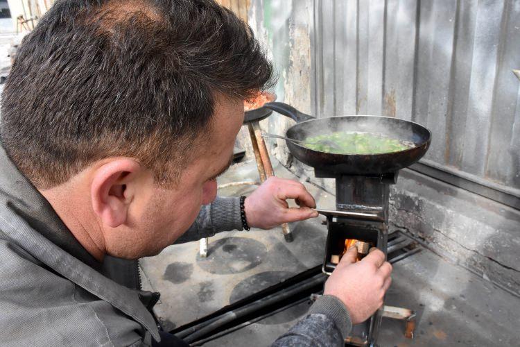 <p>Sivas'ta demirci Birol Kuş (41), kısa sürede ısınan ve hem yemek pişirilen hem de çay yapılabilen semaver üretti.</p>
