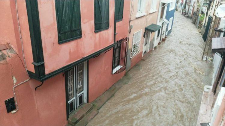 <p>Balıkesir'in Ayvalık ilçesinde dünden bu yana etkili olan yağmur nedeniyle su baskınları yaşandı. Ünlü tatil beldesinde Venedik'i aratmayan görüntüler ortaya çıktı.</p>

<p> </p>

