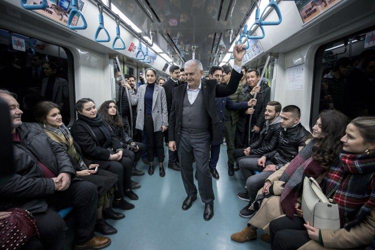 <p>TBMM Başkanı ve AK Parti İstanbul Büyükşehir Belediye Başkan Adayı Binali Yıldırım, Yenikapı'dan Üsküdar'a Marmaray ile yolculuk yaptı.</p>
<p> </p>