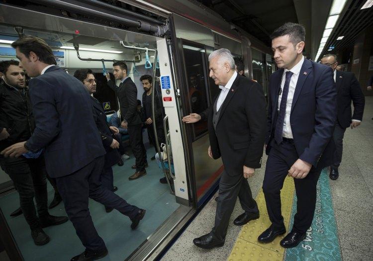 <p>TBMM Başkanı ve AK Parti İstanbul Büyükşehir Belediye Başkan Adayı Binali Yıldırım, İstanbul'un Asya ve Avrupa yakalarını deniz altından birleştiren Marmaray ile yolculuk yaptı.</p>
<p> </p>