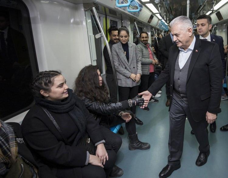<p>Ardından sahil kenarında bir kafeye girerek vatandaşlarla sohbet etti. </p>