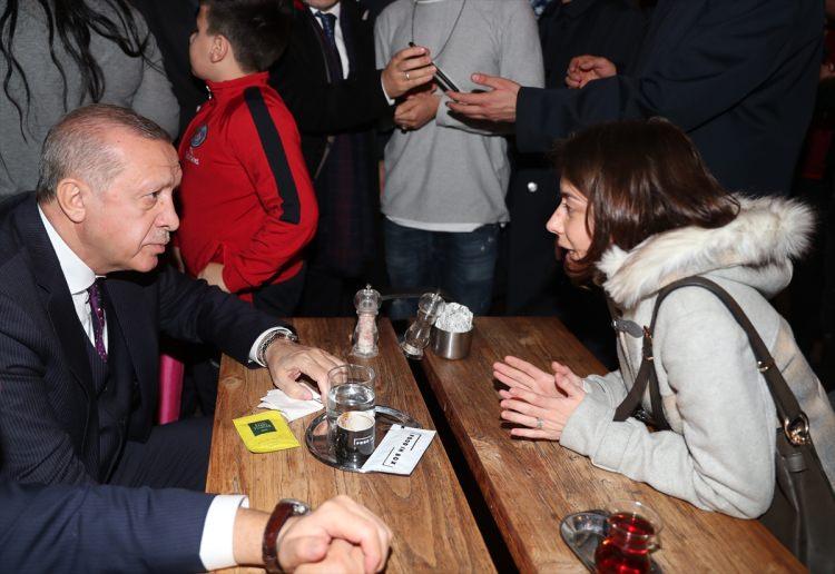 <p>Antalya Büyükşehir Belediyesine Ait Tesis ve Hizmetlerin Toplu Açılış Töreni'nin ardından alandan ayrılan Cumhurbaşkanı Erdoğan, Konyaaltı ilçesinde yol güzergahı üzerindeki bir kafeye uğradı. </p>

<p> </p>
