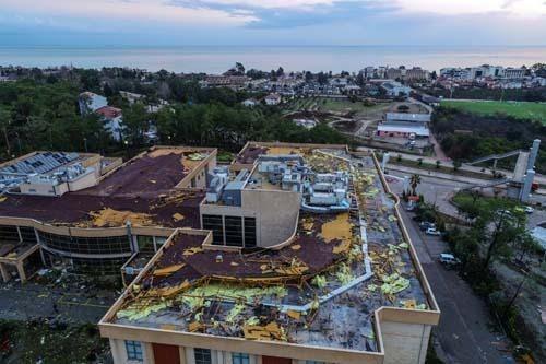<p><strong>Kemer Devlet Hastanesindeki zarar </strong></p>
<p>Öte yandan İlçede yaşanan hortumda zarar gören Kemer Devlet Hastanesi de drone ile görüntülendi.</p>
