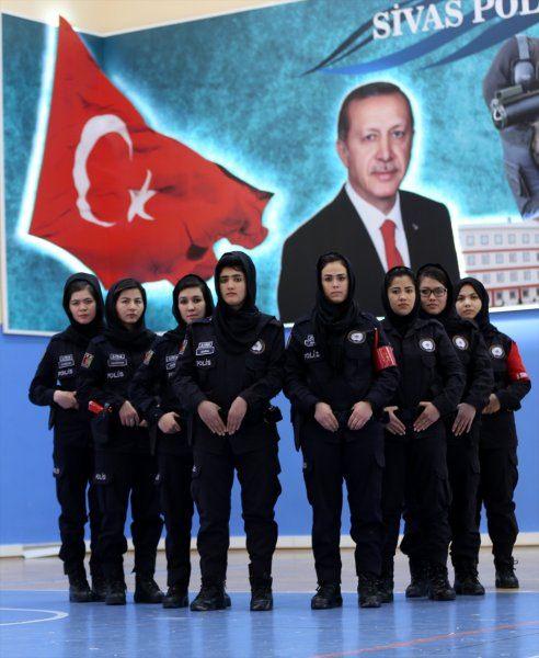<p>Alanında uzman çok sayıda personel adaylara, polis usul ve esasları, polis hukuku, Afgan Anayasası modülleri, önleyici hizmetler, toplum destekli polislik gibi pek çok bilgi veriyor.</p>
<p> </p>