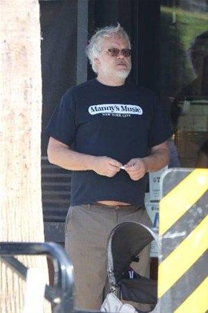 <p>57 yaşındaki Tim Robbins, önceki gün kapri pantolonu, üzerinde tişörtü, ayağında parmak arası terlikleriyle Malibu'da görüntülendi. </p>
<p> </p>