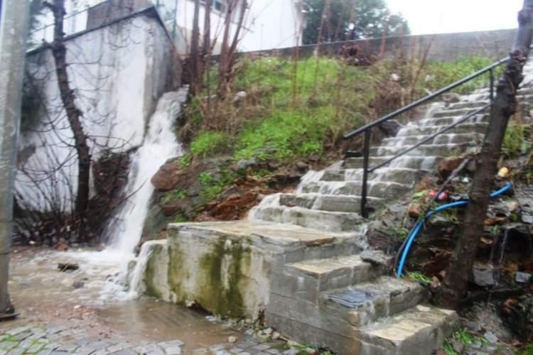 <p>Büyükşehir Belediyesine bağlı Balıkesir Su ve Kanalizasyon İdaresi Genel Müdürlüğü (BASKİ) ekipleri su basan ev ve iş yerlerinde tahliye pompalarıyla çalışma yaptı.</p>

<p> </p>
