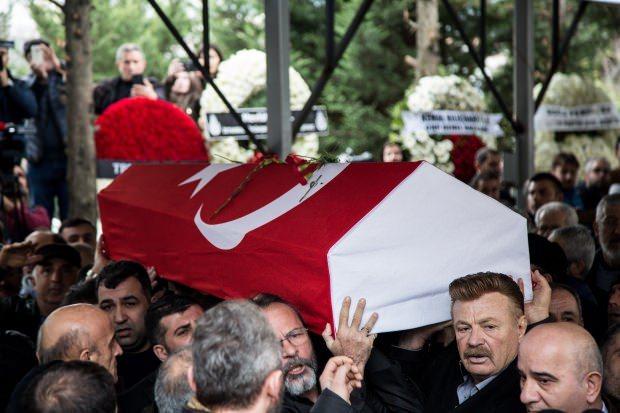 <p><strong>"Gözümün önünde binlerce resim var. Büyük bir yetenekti. Türk halkı onu bağrına bastı ve zirveye oturttu. Şimdi o zirveden yolcu. toprağı bol olsun, ışık içinde yatsın. Yeneceğine inandık, zorlandı. Her şey bir yere kadardı.  En güzel şekilde yanına aldı. Soyadımı taşımasından memnundum. O adla yürüdü çünkü... Çok ilkler yaptık onunla. Kabul etmek lazım ki çok sevdiğim kızımın da annesi. Güzel Yiğit'in anneannesiydi. madem ki benim soyadımla ad yaptı. Onunla da yürüyebilir. Halk onu öyle uğurladı..." </strong> ifadesinde bulundu.</p>
