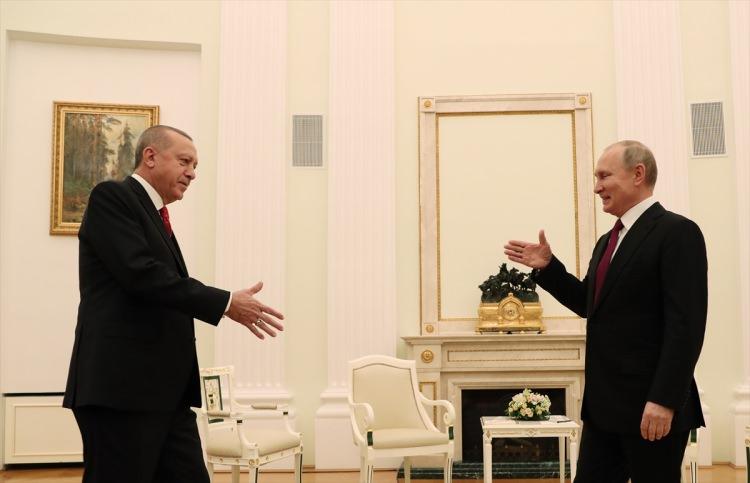 <p>Türkiye Cumhurbaşkanı Recep Tayyip Erdoğan, Rusya'nın başkenti Moskova'da Rusya Devlet Başkanı Vladimir Putin ile bir araya geldi. </p>

<p>Erdoğan-Putin görüşmesine bu kareler damga vurdu...</p>

<p> </p>
