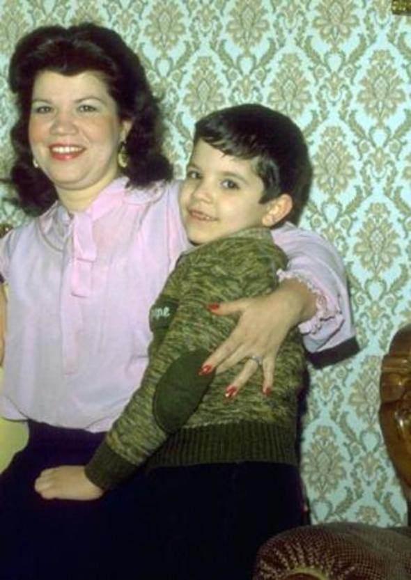 <div><strong>KENAN - YURDAER DOĞULU</strong></div>
<div> </div>
<div>Yurdaer Doğulu'nun Serpil Doğulu ile olan evliliğinden olan Kenan Doğulu, 1974 yılında doğdu.</div>