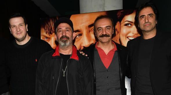 <p>Yılmaz Erdoğan yeni filmi “Organize İşler Sazan Sarmalı” için önceki gün ünlü dostlarının katılımıyla Soho House’ta özel bir gösterim düzenledi.</p>
<p>Organize İşler’in devamı filmi 14 yıl aradan sonra bugün vizyona girdi. Yılmaz Erdoğan’ın hem senarist, hem yönetmen olarak imza attığı hem de Kıvanç Tatlıtuğ, Ezgi Mola ve Bensu Soral’la başrolleri paylaştığı film için önceki gün Soho House’ta özel bir gösterim düzenlendi. Yılmaz Erdoğan’ın ev sahipliği yaptığı geceye filmin oyuncularının yanı sıra Cem Yılmaz-Defne Samyeli, Şahan-Selin Gökbakar, Mahsun Kırmızıgül ve Demet Akbağ’ın aralarında olduğu sanat dünyasının ünlü isimleri katıldı.</p>