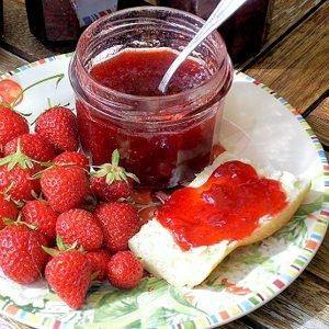 <p>Reçellerinizin şekerlenmesini istemiyorsanız kaynatırken içine bir dilim limon koyabilirsiniz.</p>
<p> </p>