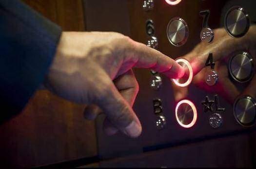 <p>Birisi asansörün bütün düğmelerine mi bastı? Düğmelere yeniden basarsanız bazı asansörlerde istenmeyen katların düğmeleri kapanıyor.</p>

<p> </p>
