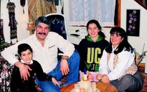 <p>Esmer güzeli oyuncu, sahnelerin usta isimlerinden Tanju Korel ve Hülya Darcan'ın kızı.</p>

<p> </p>
