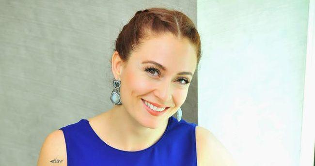 <p><strong>CEYDA - İSMAİL DÜVENCİ</strong></p>

<p>Beyazperdenin ve televizyon dizilerinin vazgeçilmez ismi Ceyda Düvenci de kendisine meslek olarak babasının yıllarca emek verdiği oyunculuğu seçti.</p>
