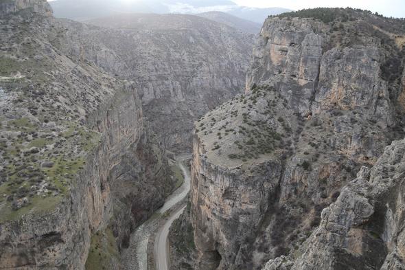 <p>Doğu Karadeniz Kalkınma Ajansı (DOKA) tarafından yaklaşık 781 bin lira destek sağlanacak projenin sözleşmesi, Ardanuç Kaymakamı Furkan Sancaktutar, DOKA Genel Sekreteri Onur Adıyaman ile Artvin İl Kültür ve Turizm Müdürü Ömer Gümüş tarafından imzalandı.</p>
<p> </p>