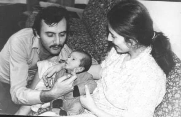 <div><strong>MEMET ALİ - MUSTAFA ALABORA</strong></div>

<div> </div>

<div>Tiyatronun usta oyuncularından olan Mustafa Alabora'nın oğlu Memet Ali Alabora, önce gazetecilik yaptı, dahası Savaş Ay'ın televizyondaki programlarında çalıştı.</div>
