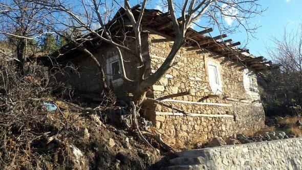 <div>Yöredeki emlakçılar, başta İstanbul’dan olmak üzere birçok ünlü ismin kendilerine yörede ev ve arazi almak için başvurduğunu belirtip, artık bu taleplere yetişmekte zorlandıklarını söyledi.</div>
<div> </div>