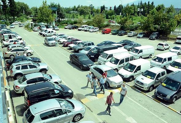 <p><strong>Komple keyfi olarak boyalı</strong></p>
<p>Ülkemizde boyalı araçların ikinci el değeri düşük çıkmaktadır. Ancak bu taktikle satış yapmak isteyenler genelde alıcıları aldatmak isterler. Keyfi olarak boyatılan düzgün araçlar olmasına rağmen geneli ağır hasar almasından dolayı boyanır.</p>