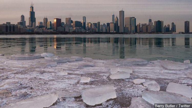 <p>ABD'nin orta batı eyaletlerini vuran ve "kutup girdabı" olarak adlandırılan soğuk hava dalgası nedeniyle en az 7 kişi hayatını kaybetti. Sıcaklar Minnesota'da 18, Wisconsin'de 14, Kuzey Dakota eyaletinin Grand Forks bölgesinde eksi 54 dereceye kadar düşerken, sıcaklığın eksi 30 dereceye düştüğü Chicago'da ise nehir buz tuttu.</p>

<p> </p>
