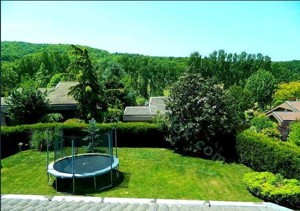 <div>Yeni dizisinden bölüm başı 50 bin TL alacak olan Çağatay Ulusoy, şehir yaşamından kaçtı. Akşam Life'da yer alan habere göre; İstinye’de oturan yakışıklı oyuncu, Hazal Kaya, Derya Tuna, Tan Sağtürk, Emel Sayın ve Özcan Deniz gibi ünlülerinde yaşam sürdüğü Zekeriyaköy’e taşındı. Şehir kargaşasından uzaklaşıp doğayla iç içe olmak isteyen oyuncu, Cansit Villaları’ndan kendisine lüks bir villa kiraladı.</div>

<div> </div>
