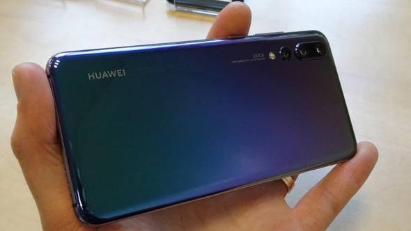 <p>Huawei P20 Pro </p>

<p> </p>

<p>Ekranı: 6.1 inç (1080 x 2240 piksel çözünürlük) </p>

<p> </p>

<p>Kamera: 40 MP </p>

<p> </p>

<p>Bellek: 8 GB RAM </p>

<p> </p>

<p>Pil: 4000 mAh</p>
