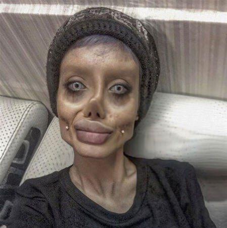 <p>Bu haliyle Angelina Jolie yerine, Corpse Bride (Ölü Gelin) filmindeki karaktere daha çok benzetilen Sahar Tabar'ın estetik operasyonlar yerine makyaj ve çeşitli protezler kullandığı açıklanmıştı. </p>

<p> </p>
