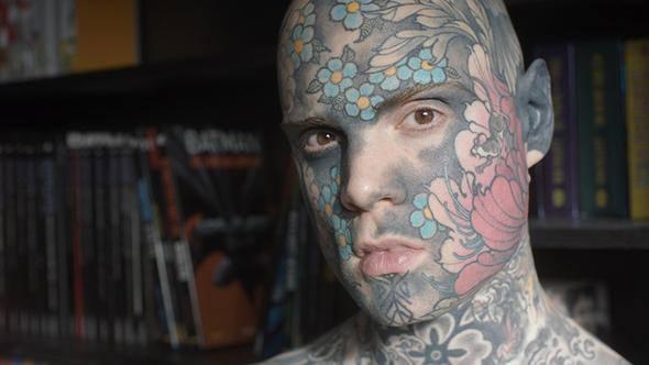 <p>Sonraki dört yıllık süreçte Sylvain Helaine dövme yaptırma tutkusunu sürdürdü.</p>

<p> </p>
