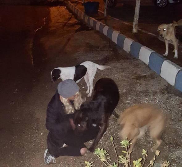 <div>Bodrum’un Ortakent mahallesinde bulunan bir otelde sahne alan Zeynep sahne öncesinde açıklamalarda bulundu. Sevilen şarkıları ile tatilciler coşturan Zeynep ekranlardan neden uzak kaldığını da açıkladı.</div>
<div> </div>
<div>Ünlü sanatçı Zeynep magazinsel olmayı sevmediğini söyleyerek “Ekranlardan uzak değilim, sadece magazinsel olmayı ve spekülasyonu haberlere maruz kalmadan sadece sanatımı doğru bir şekilde layıkıyla yapmaya çalışıyorum. Türk halkına layık olarak bu işi yapmaktan yanayım. Benim duruşum, çizgim ve tarafım zaten belli. Beni zaten bilen biliyor. Çok şükür Allah'ıma benim dinleyicilerim de izleyicilerim de belli. Konserlerimde devam ediyor gerek yurt içinde gerek yurt dışında” ifadelerini kullandı.</div>