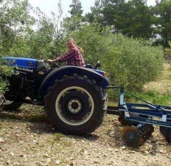 <p>Bu traktördeki kadın bir zamanların Türkiye güzellerinden Nazlı Deniz Kuruoğlu. 1982 yılında hem Türkiye hem de Avrupa Güzeli seçilen Kuruoğlu, artık hayatını Kuşadası'ndaki Caferli köyünde sürdürüyor.</p>
