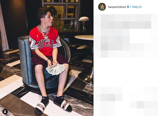 <p>15 yaşındayken annesinin aldığı sınırlı sayıda &uuml;retilen ayakkabıları satarak ticarete başlayan Kickz şimdilerde d&uuml;nyaca &uuml;nl&uuml; isimlerle iş yapıyor.&nbsp;&nbsp;</p>

<p>&nbsp;</p>
