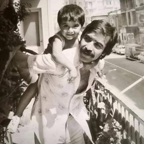 <p>Üstündağ, siyah beyaz fotoğrafı "Mersin 1980" notuyla paylaştı...</p>

<p> </p>
