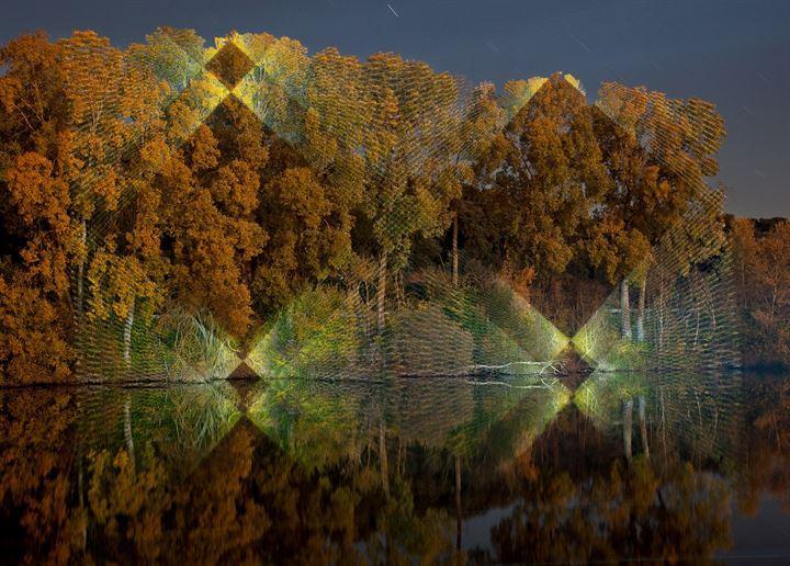 <p>İspanyol sanatçı Javier Riera, özel şekil verilmiş ağaç ve dallarına uyacak şekilde ışıklı projeksiyonlar tasarlayarak fotoğrafını çekiyor.</p>

