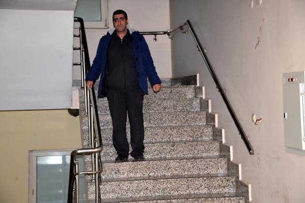 <p>Diyarbakır'ın  Yenişehir Belediyesi'nde temizlik görevlisi Özkan Durucan, sol bacağındaki ağrılar nedeniyle kentteki özel hastaneye başvurdu. Yapılan incelemede Durucan'ın sol dizindeki kıkırdak dokuda yırtık belirlendi ve menisküs ameliyatı olmasına karar verildi. Durucan, 2018 yılının Temmuz ayında özel hastaneye giderek, ameliyat oldu.</p>

<p> </p>
