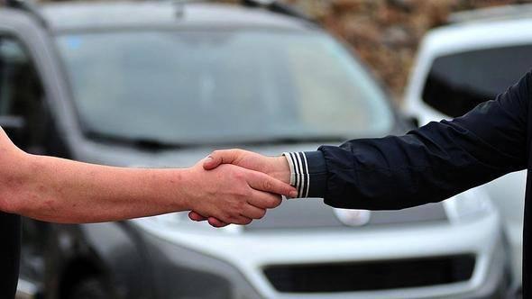 <p><strong>Sadece uzun yolda kullanıldı</strong></p>

<p>Genelde yüksek kilometreli ilanlara yazılır. Otomobiller şehir içi trafikte daha çok yorulur. Uzun yolda sabit hızla gitmekle şehir içinde dur-kalk trafiğinde gitmek çok farklıdır ve otomobilin aktarma organları şehir içinde daha fazla yıpranır. Ancak yüksek kilometreli uzun yolda kullanılmış arabada da büyük sorunlar çıkabilir. Uzak durulması gereken ilandır.</p>
