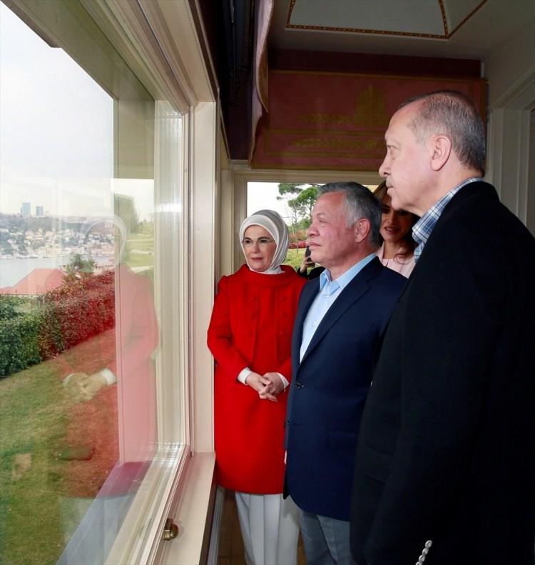 <p>Erdoğan'ın ardından Ürdün Kralı 2. Abdullah ile eşi Rania el Abdullah da köşke geldi.</p>
