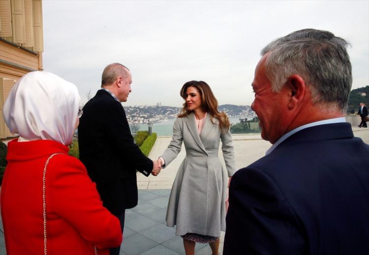 <p>Cumhurbaşkanı Erdoğan ve eşi Emine Erdoğan, Kısıklı'daki konutlarından Vahdettin Köşkü'ne geçti.</p>
