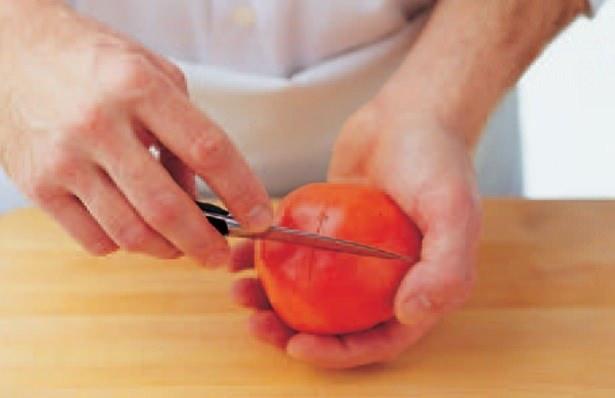 <p>Kolay domates soymak için kaynar suyun içinde 10 saniye beklemeniz yeterlidir.</p>
<p> </p>
