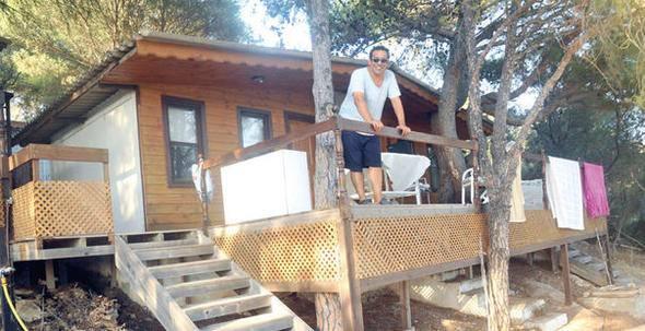 <div>Ege yeni yaşamıyla ilgili olarak "Şehir gürültüsünden uzak tek başıma ormanın içine yaşamayı seçtim. İnternetim yok, kargaşa yok, kavga yok. Bodrum'da haftanın 3 günü sahneye çıkıyorum. Market ihtiyacını görüp evime geliyorum. Doğa ile iç içe yaşamak bana huzur veriyor" dedi. (Posta)</div>
<div> </div>
