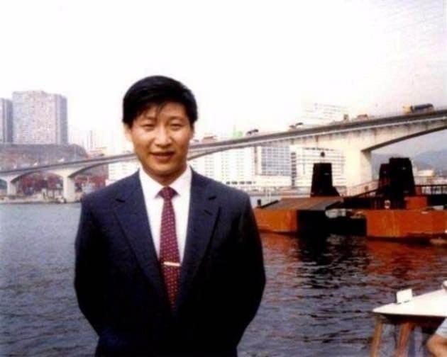 <p>Xi Jinping, Komünist Çin Partisi Genel Sekreteri</p>

<p> </p>

<p>Komünist Parti'nin kurucularından Xi Zhongxun'un oğlu xi Jinping, 20'lerine kadar Liangjiahe'nin dışında bir kasabada yaşadı.</p>
