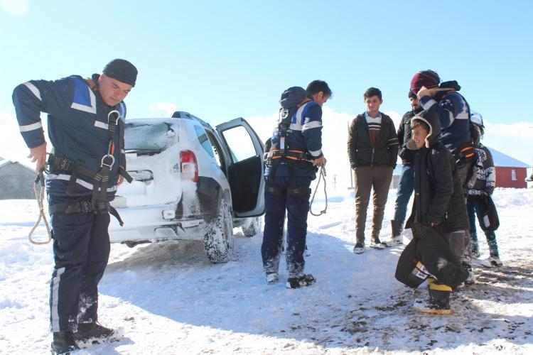 <p>Kışın sert ve &ccedil;etin ge&ccedil;tiği kentte yer yer bir metreyi aşan karda elektrik hatlarındaki arızaları gidermeye &ccedil;alışan Aras EDAŞ ekipleri, &ouml;zellikle hava sıcaklığının sıfırın altında 20 dereceyi ge&ccedil;tiği kırsalda elektrik arızalarına zamanında m&uuml;dahale etmek i&ccedil;in yoğun &ccedil;aba sarf ediyor.</p>

<p>&nbsp;</p>
